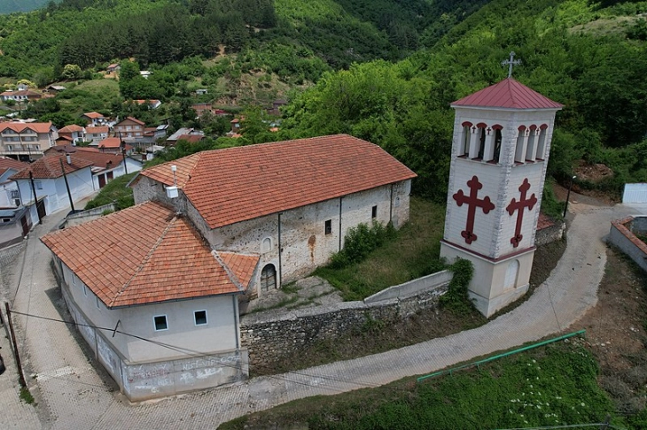 Дебрани ја продолжуваат традицијата на одбележување на празникот Цветници во црквата „Успение на Пресвета Богородица“