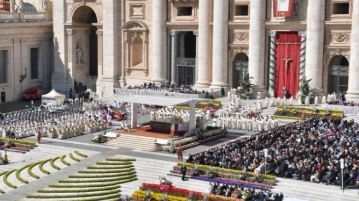 Papa Françesku e dënoi luftën në Ukrainë, dhunën në Lindjen e Afërt, terrorizmin ndërkombëtar
