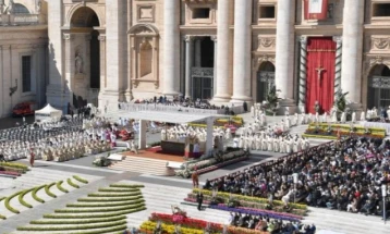 Papa Françesku e dënoi luftën në Ukrainë, dhunën në Lindjen e Afërt, terrorizmin ndërkombëtar