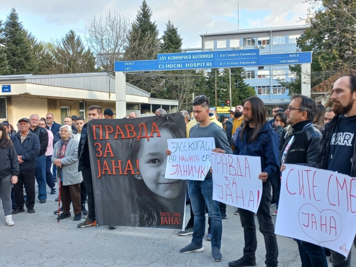 Protestë paqësore e qytetarëve të Manastirit para ISHP Spitalit Klinik 