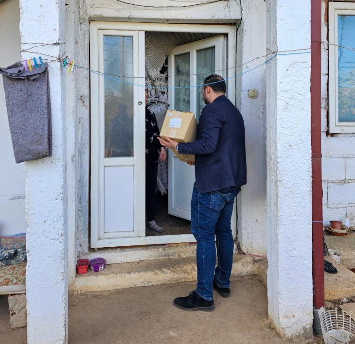 Ѓорѓиевски подели хуманитарни пакети на социјално загрозени семејства