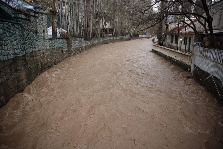Обилни дождови во Иран предизвикаа поплави во кои загинаа најмалку две лица