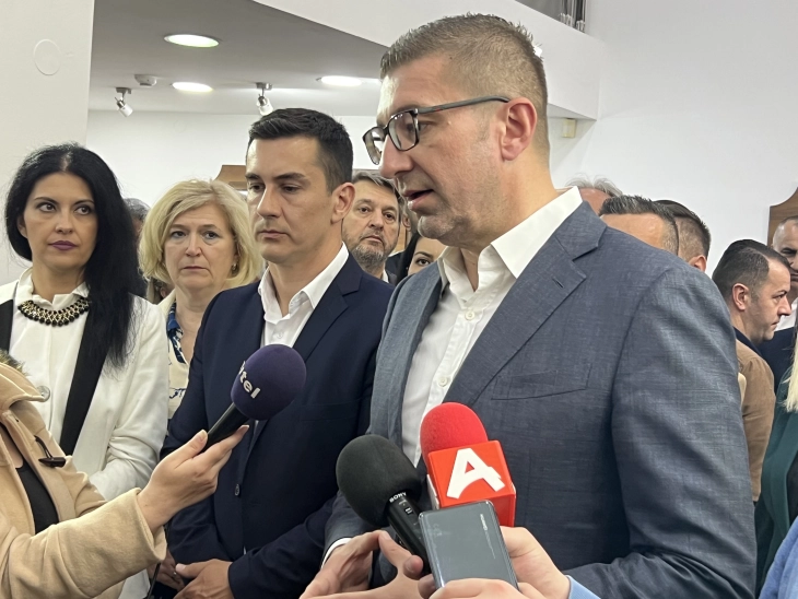 Mickoski: Ndryshimet kushtetuese dhe stema shtetërore janë procese të ndryshme, nuk do të ketë ndryshim të Kushtetutës me këtë përbërje parlamentare