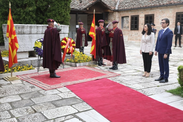 Пендаровски и Османи-Садриу положија венци на гробот на Гоце Делчев во црквата „Св. Спас“