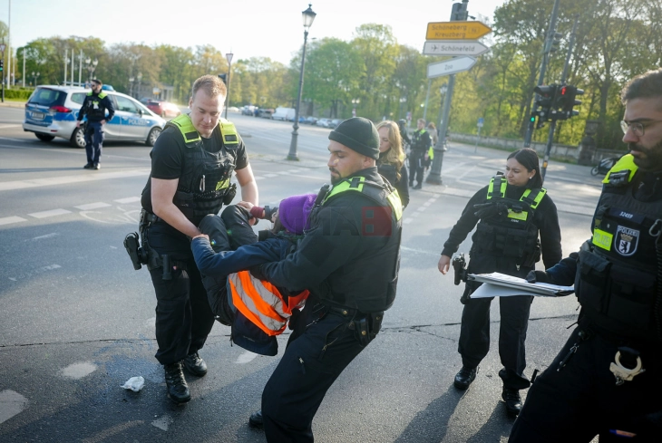 Климатски активисти повторно го блокираа сообраќајот во Берлин