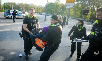Климатски активисти повторно го блокираа сообраќајот во Берлин