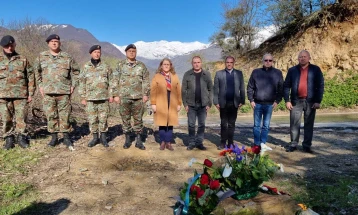 Министерката Петровска во Вејце оддаде почит за загинатите бранители во 2001