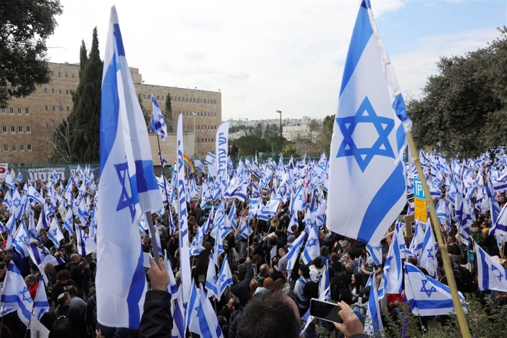 Tens of thousands rally in Tel Aviv in latest anti-reform protests