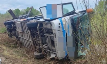 Një autobus me targa serbe përmbyset në Hungari