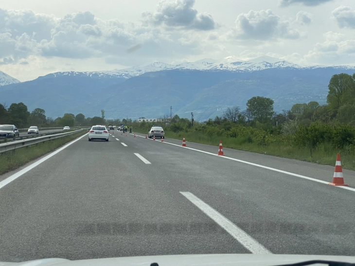 Тројца повредени откако возило излета од автопатот Тетово - Скопје