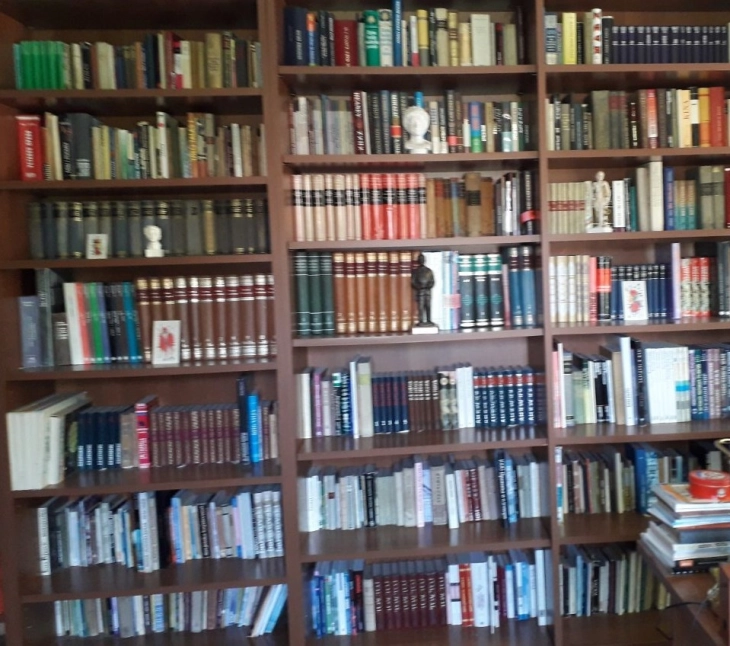 Сто книги стари над 100 години во библиотеката „Ал-Би“ во демирхисарско Бабино