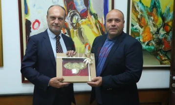 Францускиот амбасадор Сирил Бомгартнер во посета на Општина Куманово и гимназијата „Гоце Делчев“