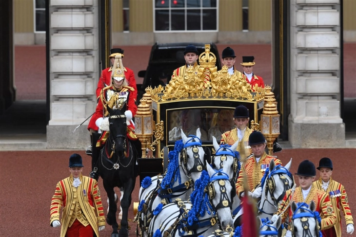 Британскиот крал Чарлс Tрети се упати кон Вестминстерската опатија каде ќе биде крунисан