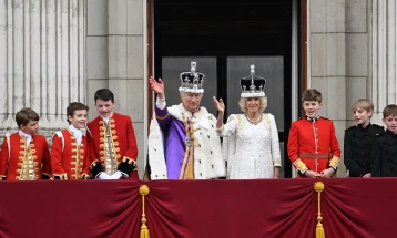 Кралот Чарлс Трети и Камила ги поздравија граѓаните од балконот на Бакингемската палата
