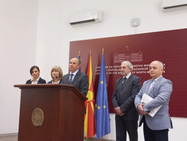 Small parliamentary parties favor single electoral district without electoral threshold