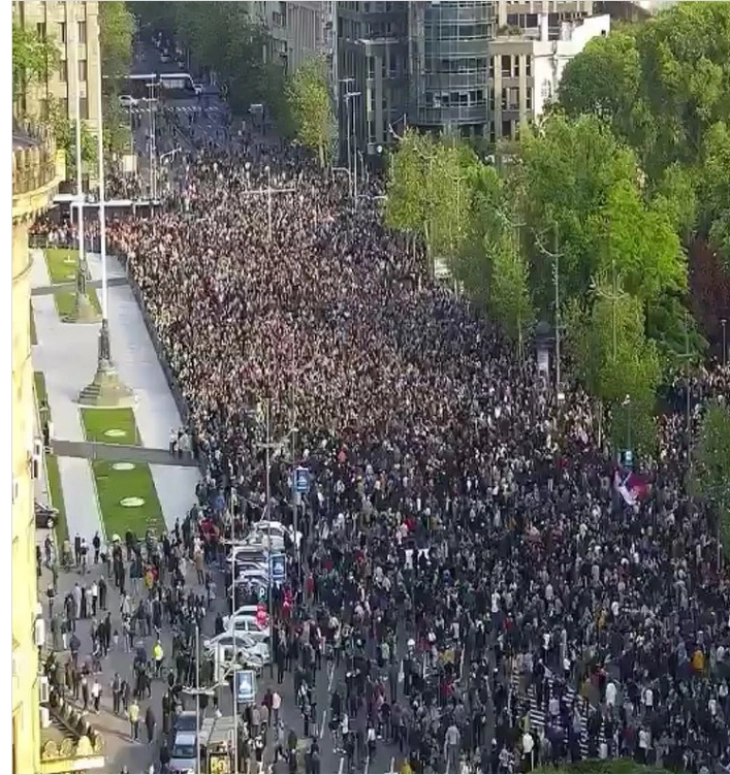 Në Beograd 50.000 njerëz në miting protestues 