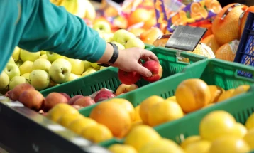 Комора: Во маркетите има овошје и зеленчук колку што се доставува,  не е прекршена одлуката на Владата