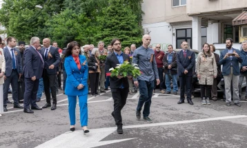 Делегациите на Левица положија цвеќе во чест на Денот на победата над фашизмот