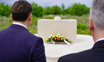 Osmani vendosi lule në memorialin në nderim të presidentit të ndjerë Boris Trajkovski në Rotimlje