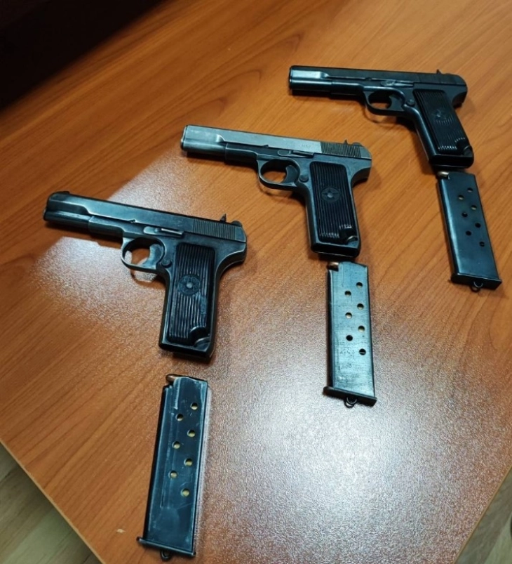 Приведени две лица во Скопје, кај нив пронајдено оружје