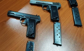 Приведени две лица во Скопје, кај нив пронајдено оружје