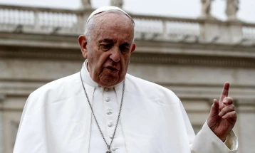 Папата Франциск ја прекина неделната аудиенција за да одговори на телефонски повик
