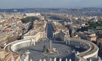 Маж со автомобил упаднал во Апостолската палата на Ватикан