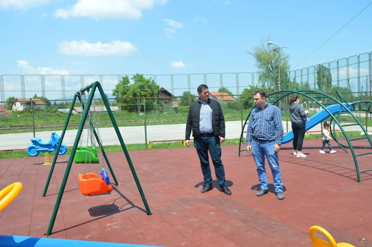 Во завршна фаза реконструкцијата на детско игралиште во Миладиновци во општина Илинден