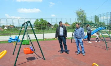 Во завршна фаза реконструкцијата на детско игралиште во Миладиновци во општина Илинден