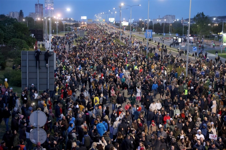 Во Белград повеќе десетици илади граѓани по третпат на протест „Србија против насилството“, блокиран мостот Газела