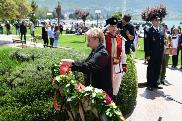 Владина делегација предводена од премиерот Ковачевски положи цвеќе на споменикот на светите Кирил и Методиј во Охрид