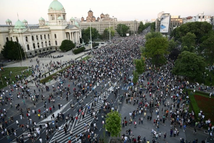 Стравот на Вучиќ од протестите на граѓаните кои не ги води опозицијата