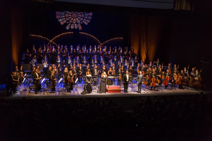 Филхармонија со црвени ленти го заврши последниот концерт од официјалниот дел на концертната сезона