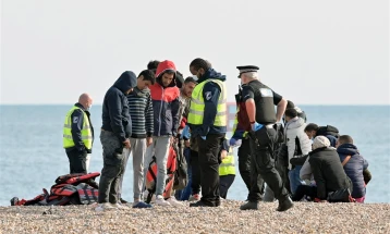 Велика Британија почнува информативна кампања за запирање на бранот албански мигранти преку Ламанш