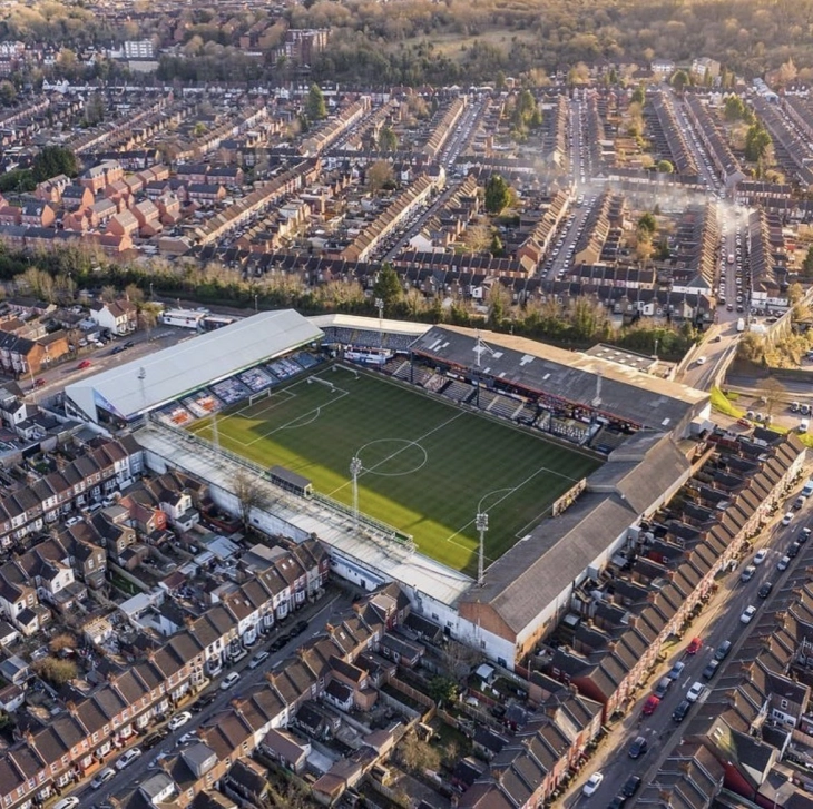 Лутон ќе игра на стадион со најмал капацитет во историјата на Премиер лигата