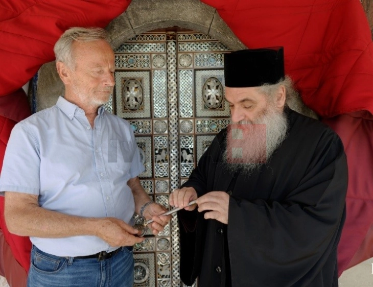 Стево Стефановски дарител на новата храмова врата во Бигорскиот манастир