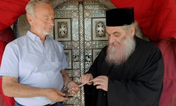 Стево Стефановски дарител на новата храмова врата во Бигорскиот манастир