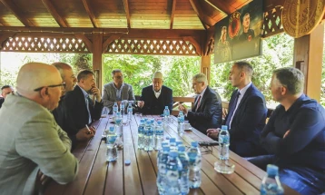Kryetari i BDI-së Ali Ahmeti vizitoi familjarët e ish-presidentit të Kosovës, Hashim Thaçi