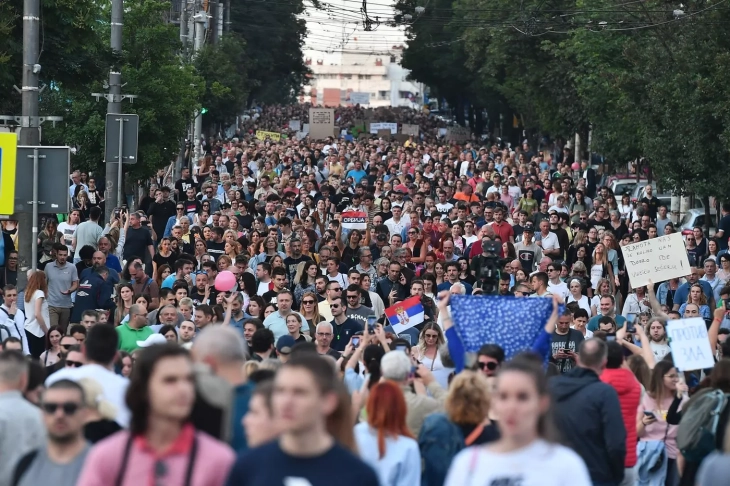 Во Белград протест „Србија против насилството“ со блокада на зградата на претседателот на Србија