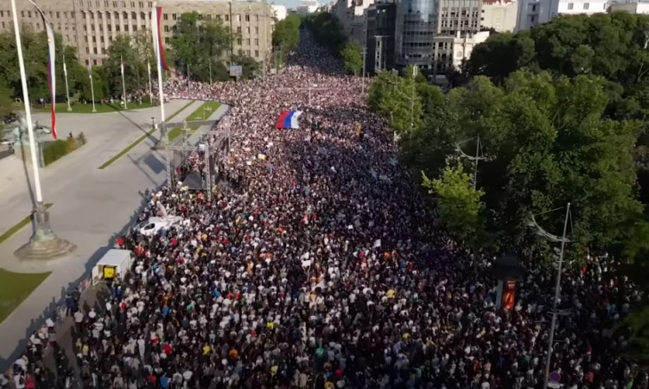 Њујорк Тајмс: Најголеми улични демонстрации во Србија по соборувањето на Милошевиќ