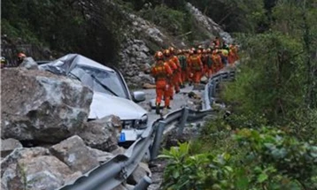 Nëntëmbëdhjetë të vdekur nga rrëshqitja e dheut në Kinë