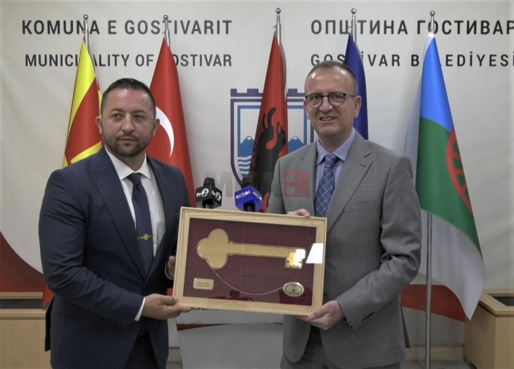 Министерот за одбрана на Косово доби признание „почесен граѓанин“ од општина Гостивар