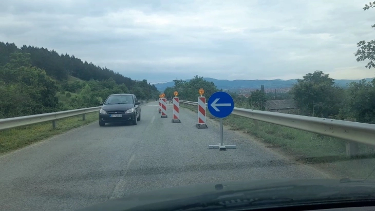 Сообраќајот на магистралата А3 кај Делчево се одвива наизменично за сите видови возила