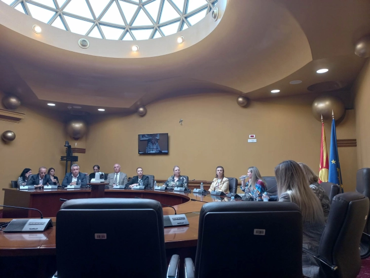 Komisioni ligjvënës juridik i dha mbështetje Propozim-ligjit për përdorimin e gjuhës maqedonase