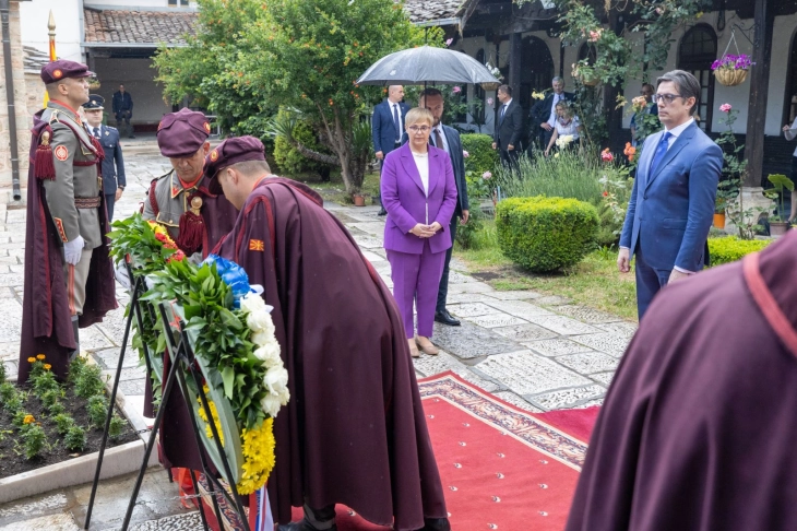 Пендаровски и Пирц Мусар положија венци на гробот на Гоце Делчев во црквата „Св. Спас“