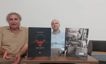 Промовирани книгите „Радио“ и „Неправилен ритам“ на новинарот Љупчо Јолевски во Тетово