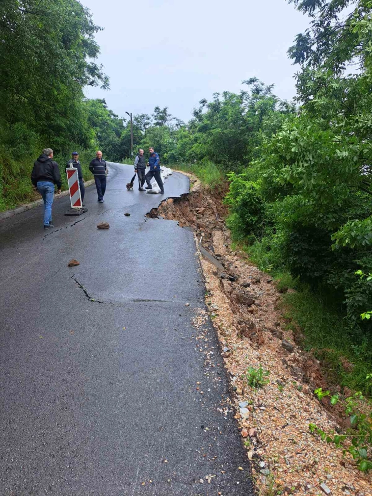 Големи свлечишта, штети на патната инфраструктура по вчерашните поплави во Крива Паланка, село Трново е отсечено