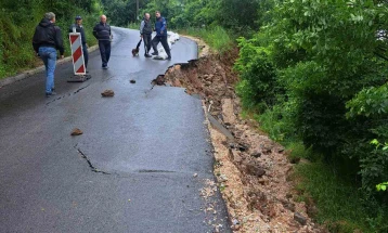 Големи свлечишта, штети на патната инфраструктура по вчерашните поплави во Крива Паланка, село Трново е отсечено