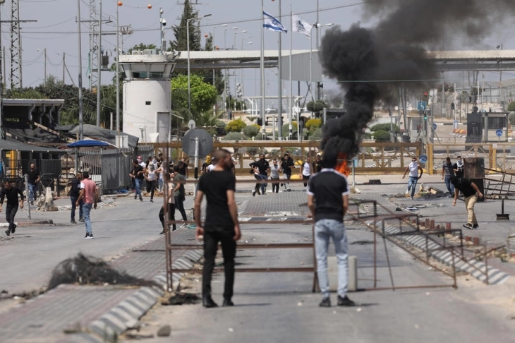 Të paktën pesë palestinezë humbën jetën, ndërsa 90 janë plagosur në konflikt të ashpër në Bregun Perëndimor