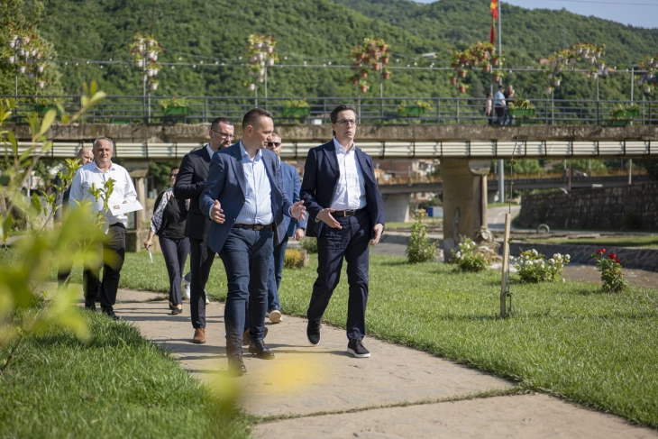 Претседателот Пендаровски ги посети критичните подрачја погодени од невремето во Крива Паланка 